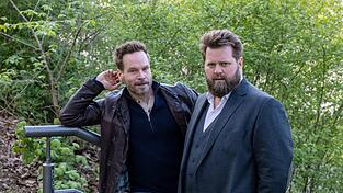 In der Krimi-Serie des ZDF spielt Wanja Mues (links) den Privatdetektiv Leo Oswald, Antoine Monot spielt den Rechtsanwalt Benni Hornberg. (Archivbild)