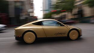 Erste Fahrzeuge von Teslas selbstfahrendem Cybercab ohne Lenkrad und Pedale bef&ouml;rdern Menschen im texanischen Austin. (Archivbild)