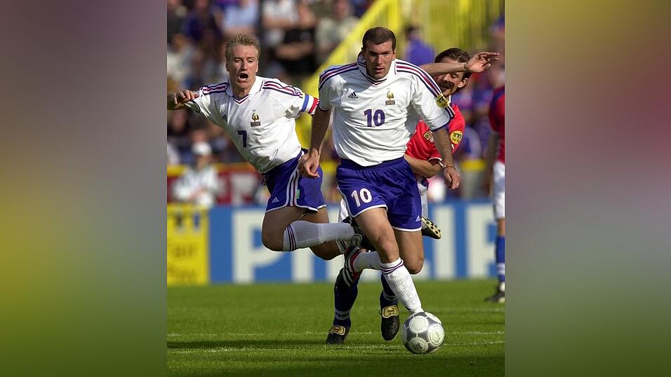 Einst ein kongeniales Duo im Nationalteam: Didier Deschamps (l.) und Zin&eacute;dine Zidane. (Archivbild)