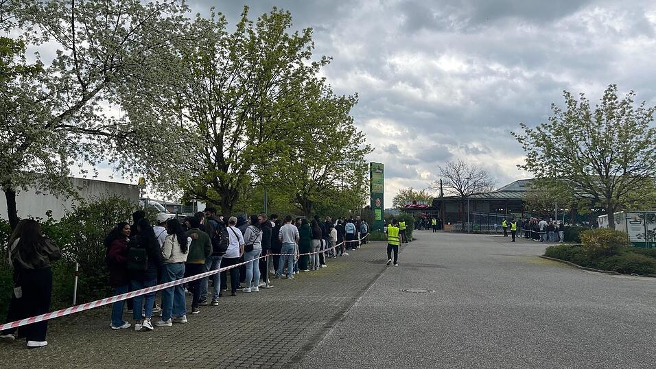 Der Parkplatz des Dehner-Gartencenters wurde in mehrere Warteschlangen eingeteilt.