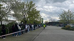 Der Parkplatz des Dehner-Gartencenters wurde in mehrere Warteschlangen eingeteilt.