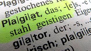 Um gefälschte Abschlussarbeiten leichter zu erkennen, setzen Universitäten zunehmend auf digitale Helfer. Um gefälschte Abschlussarbeiten leichter zu erkennen, setzen Universitäten zunehmend auf digitale Helfer.