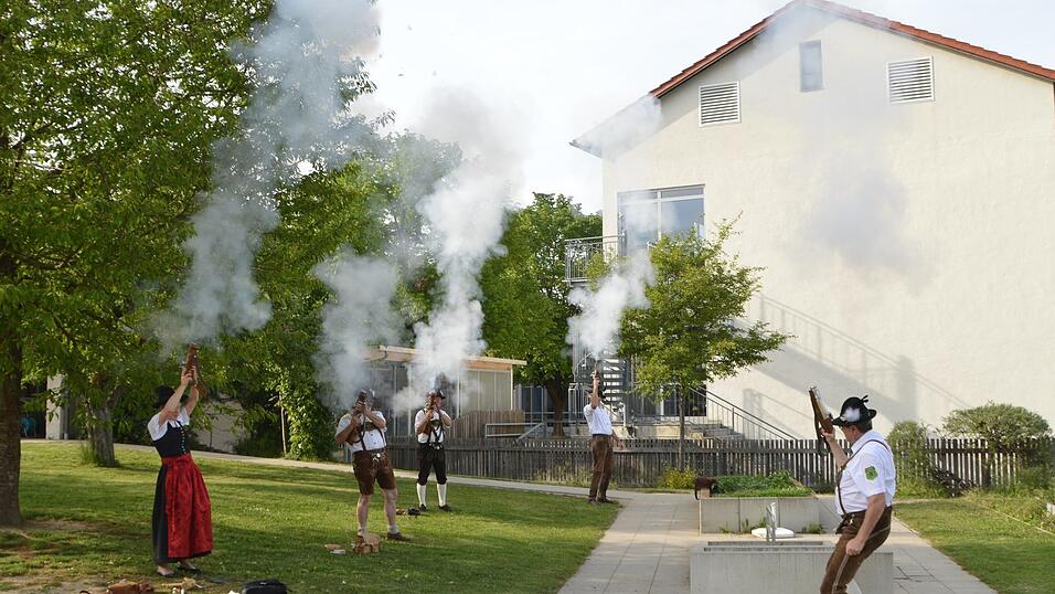 Die Böllerschützen begrüßten die Festgäste mit ihren ohrenbetäubenden Salven. Die Böllerschützen begrüßten die Festgäste mit ihren ohrenbetäubenden Salven.