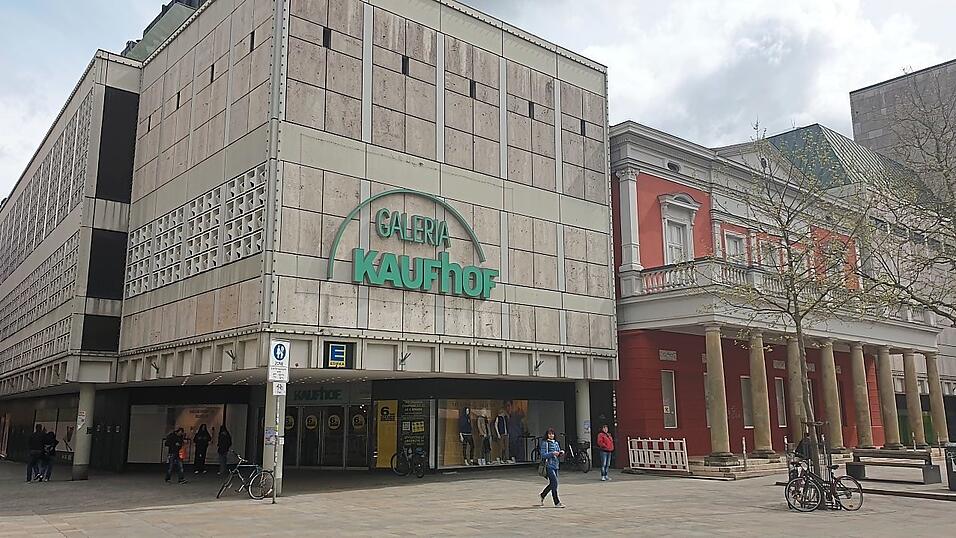 Mal wieder ist die Zukunft des Kaufhofs am Neupfarrplatz offen.
