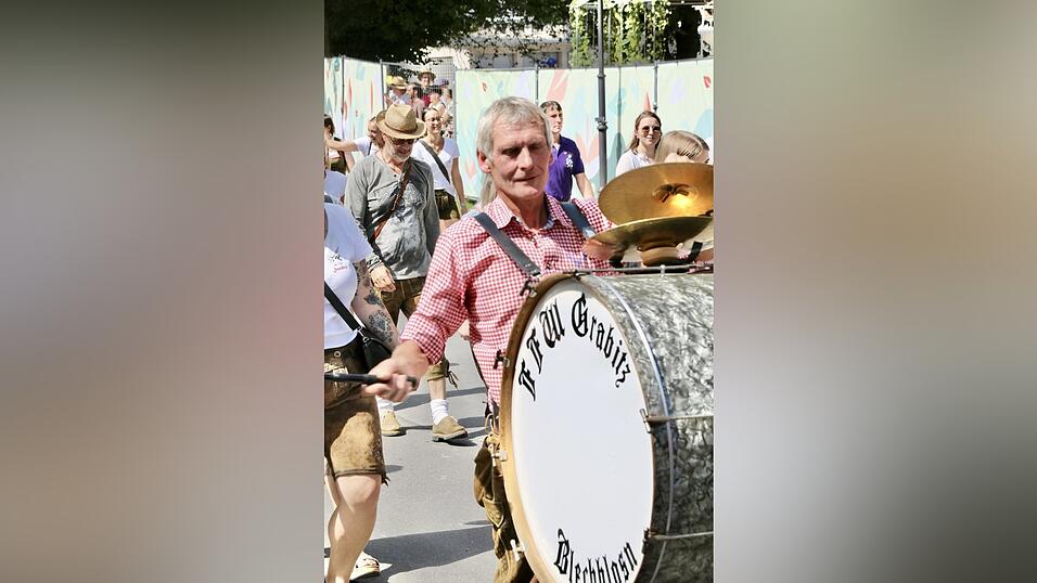 Der Vogl Kon schlug die große Trommel. Der Vogl Kon schlug die große Trommel.