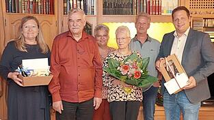 Das Par mit seinen Gratulanten.