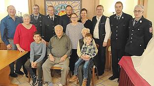 Adolf Greil (sitzend) mit den Gratulanten von der Freiwilligen Feuerwehr Staning sowie Bürgermeister Stefan Baumgartner und der Verwandtschaft
