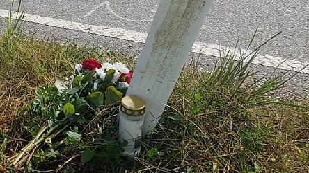 Bei Wallersdorf hat sich am Sonntag ein t&ouml;dlicher&nbsp;Verkehrsunfall ereignet. Blumen an der Unfallstelle erinnern an die Verstorbene.&nbsp;