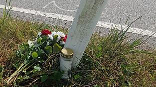 Bei Wallersdorf hat sich am Sonntag ein tödlicher Verkehrsunfall ereignet. Blumen an der Unfallstelle erinnern an die Verstorbene. Bei Wallersdorf hat sich am Sonntag ein tödlicher Verkehrsunfall ereignet. Blumen an der Unfallstelle erinnern an die Verstorbene.