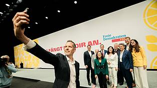Der Chef der Liberalen, Christian Dürr, macht beim Bundesparteitag ein Selfie von sich und dem neuen Bundesvorstand.