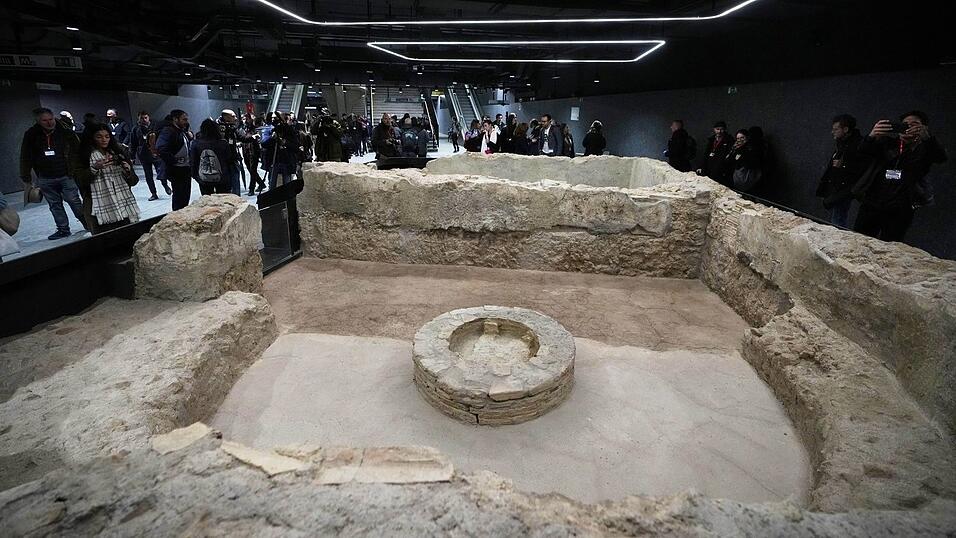 Das ganze Fundament eines ausgegrabenen Gebäudes ist an einer der Haltestellen ausgestellt. Das ganze Fundament eines ausgegrabenen Gebäudes ist an einer der Haltestellen ausgestellt.