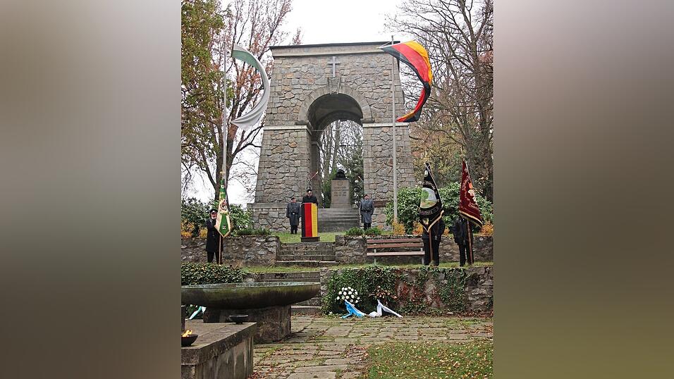 Ludwig Bertl hält die Gedenkrede. Ludwig Bertl hält die Gedenkrede.