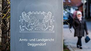 Vor dem Landgericht Deggendorf ist eine 52 Jahre alte Frau angeklagt, die ihren Lebensgef&auml;hrten vergiftet haben soll. (Symbolbild)