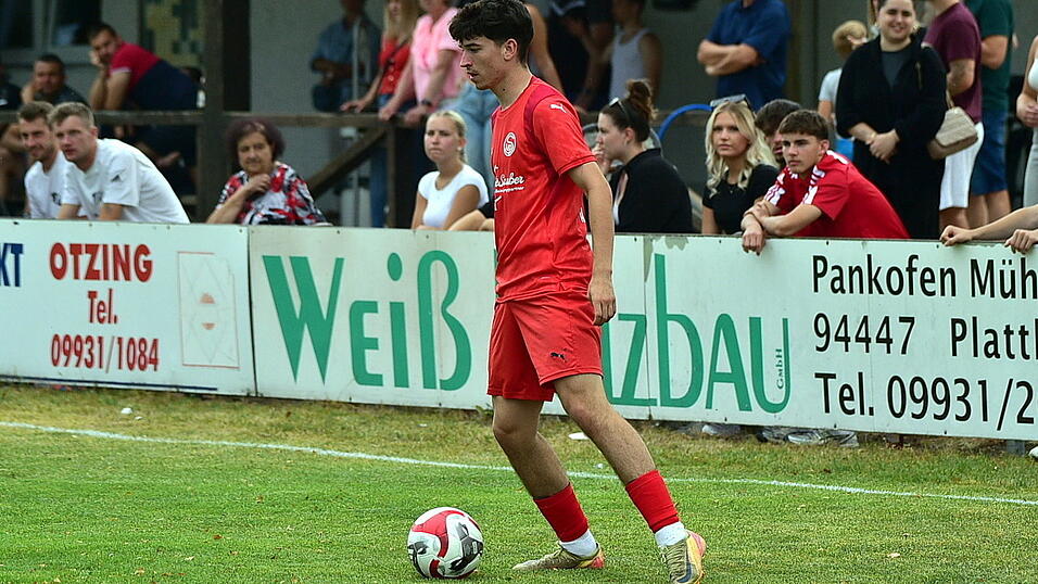 Andreas Brandl und die SpVgg Plattling zeigte eine gute Leistung gegen den Primus, am Ende aber gab es keine Punkte.