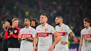 Ermedin Demirovic (M.) und seine VfB-Kollegen kurz nach dem Abpfiff. Ermedin Demirovic (M.) und seine VfB-Kollegen kurz nach dem Abpfiff.
