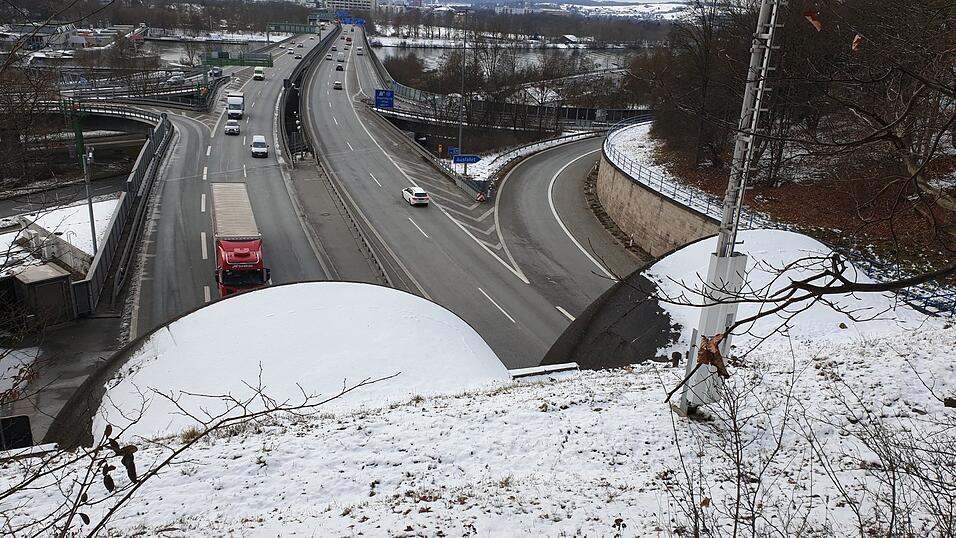 Die R&ouml;hren des viel befahrenen Pfaffensteiner Tunnels in Regensburg nehmen den Verkehr auf und 'spucken' ihn auf der anderen Seite wieder aus.
