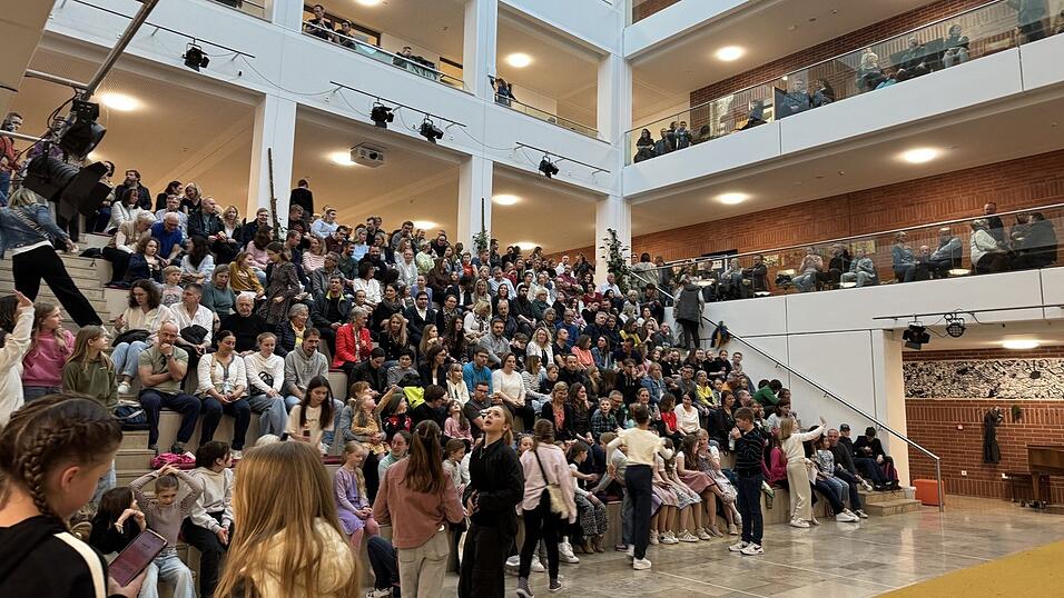Die Aula platzte fast aus allen Nähten. Die Aula platzte fast aus allen Nähten.