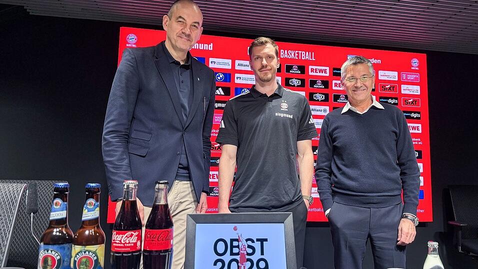 Andreas Obst (Mitte) nach seiner Vertragsverl&auml;ngerung mit Bayern-Sportchef Dragan Tarlac (links) und Pr&auml;sident Herbert Hainer.