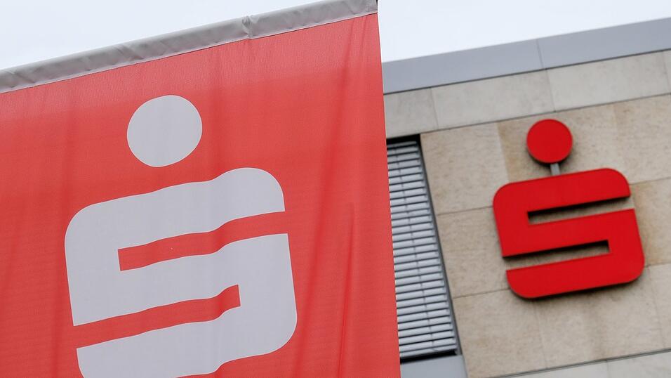 Auch für Kunden der Sparkasse Niederbayern-Mitte und für das Geldhaus selbst hat die Niedrigzinspolitik der Europäischen Zentralbank Folgen. (Symbolbild) Auch für Kunden der Sparkasse Niederbayern-Mitte und für das Geldhaus selbst hat die Niedrigzinspolitik der Europäischen Zentralbank Folgen. (Symbolbild)