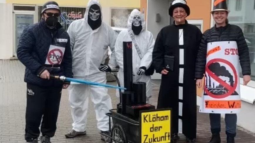 Einige Mitglieder der B&uuml;rgerinitiative hatten im Fasching mit finsteren Verkleidungen auf ihre Kritik aufmerksam gemacht.