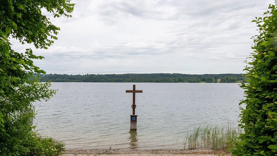 Ein Kreuz im Starnberger See markiert die Stelle, an der König Ludwig II. vor 140 Jahren tot gefunden wurde. Ein Kreuz im Starnberger See markiert die Stelle, an der König Ludwig II. vor 140 Jahren tot gefunden wurde.