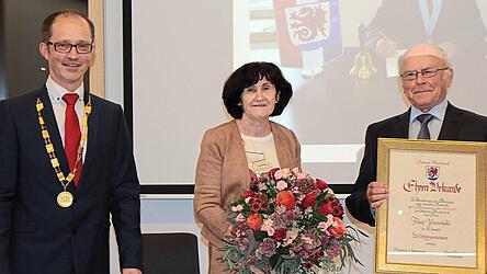 Frischgebackener Altb&uuml;rgermeister: Franz Pestenhofer (rechts) erh&auml;lt aus den H&auml;nden seines Nachfolgers B&uuml;rgermeister Eduard Hochmuth (links) die Urkunde zum Ehrentitel. Herrliche Blumen gab es f&uuml;r Ehefrau Christine.