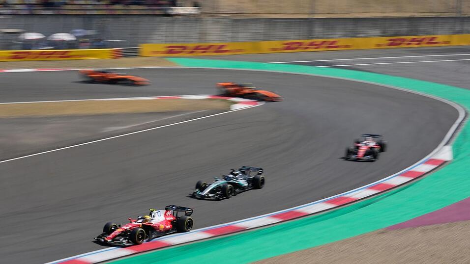 Lewis Hamilton (l) kann den Vorjahressieg im Shanghai-Sprint nicht wiederholen. Lewis Hamilton (l) kann den Vorjahressieg im Shanghai-Sprint nicht wiederholen.