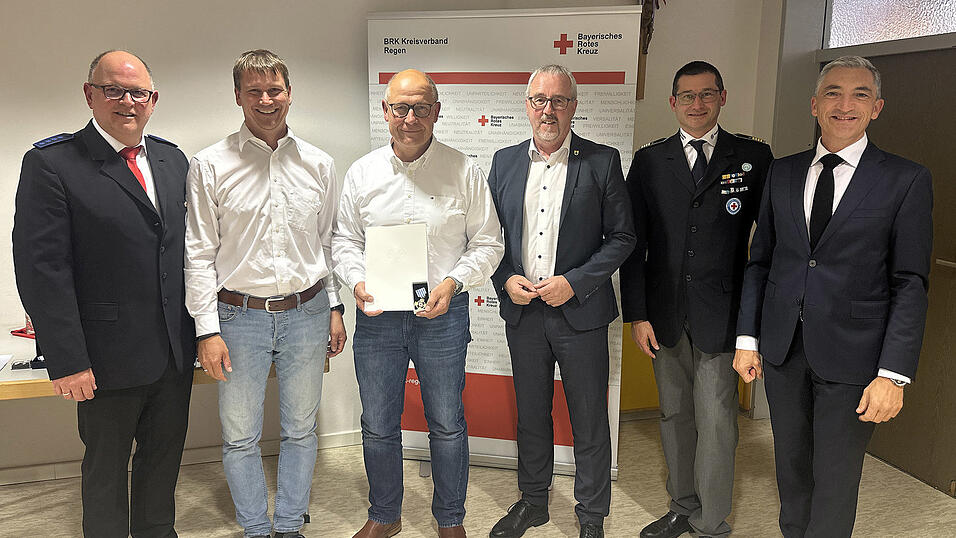 Stephan Hübner (3. v. l.) ist seit 50 Jahren in der Wasserwacht Viechtach aktiv, es gratulierten Franz Lobmeier (v. l.), Andreas Schmelmer, Bürgermeister Johann Greil, Franz Hock und Landrat Ronny Raith. Stephan Hübner (3. v. l.) ist seit 50 Jahren in der Wasserwacht Viechtach aktiv, es gratulierten Franz Lobmeier (v. l.), Andreas Schmelmer, Bürgermeister Johann Greil, Franz Hock und Landrat Ronny Raith.
