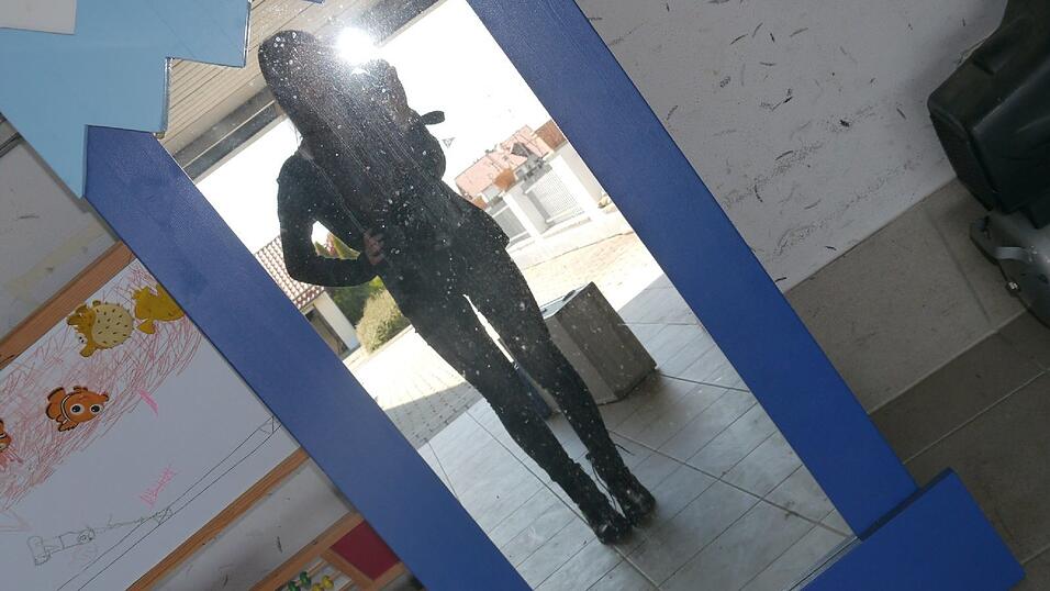 Ein Selfie aus der Zeit, in der Sina krank war. Es war ihr wichtig, eine sichtbare Spalte zwischen den Beinen zu haben.