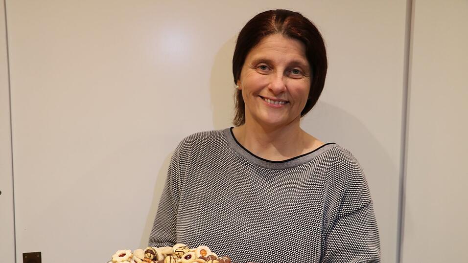 &Uuml;ber B&auml;rentatzen, Nougatbissen und Co. freut sich Familie Stangl besonders. Aber auch Nachbarn und Verwandte genie&szlig;en das Weihnachtsgeb&auml;ck.