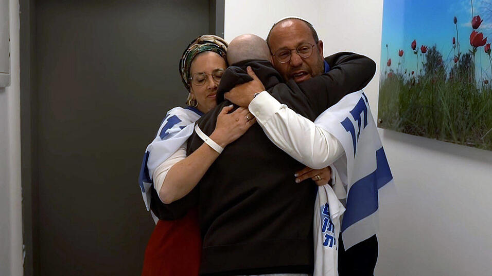 Die ehemalige Geisel Eitan Mor beim Wiedersehen mit seinen Eltern. Die ehemalige Geisel Eitan Mor beim Wiedersehen mit seinen Eltern.