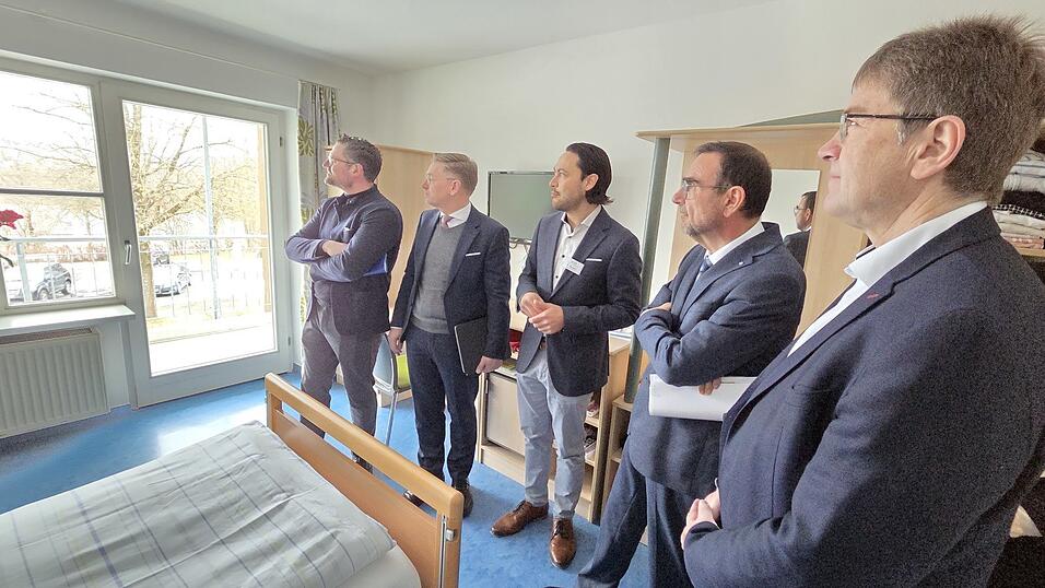 Gesch&auml;ftsleiter Raphael Nguyen (Mitte) f&uuml;hrte die Besucher um Klaus Holetschek (2. v. r.) durch das Mittelbayerische Rehazentrum in Bad K&ouml;tzting.