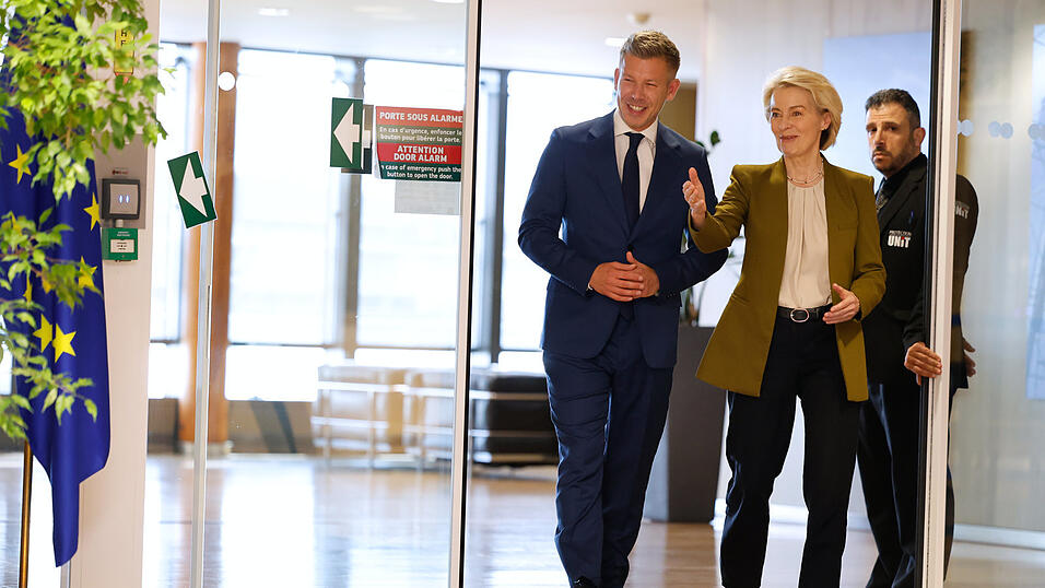 P&eacute;ter Magyar (l.) muss bei EU-Kommissionspr&auml;sidentin Ursula von der Leyen einen Reformplan pr&auml;sentieren.