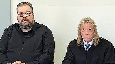 Matthias Podszus (l.) mit seinem Anwalt Sven Markuske bei einem fr&uuml;heren Termin.