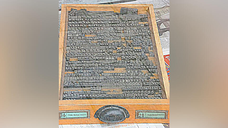 Ausgestellt ist im Schaufenster des Monats unter anderem ein historischer Setzkasten. Ausgestellt ist im Schaufenster des Monats unter anderem ein historischer Setzkasten.