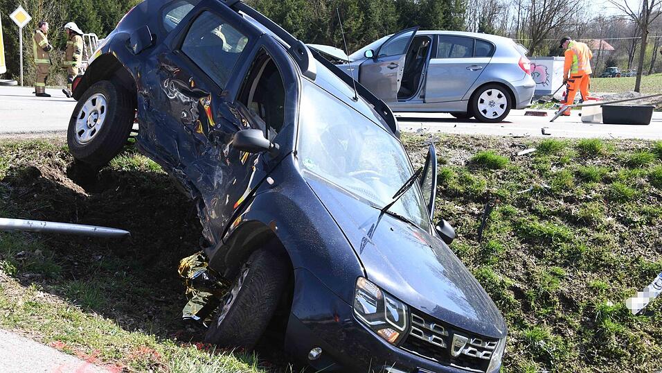 An einer Kreuzung in Velden sind zwei Autos zusammengestoßen.
