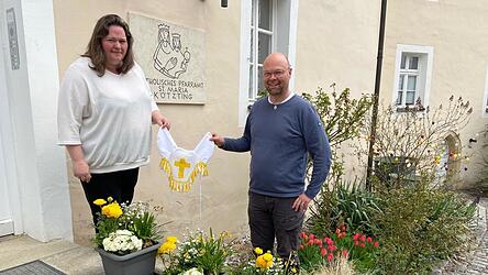 Pfarrer Thomas Winderl freut sich &uuml;ber die Fliegenhauben f&uuml;r Pferde, die Heike Hartl in m&uuml;hevoller Handarbeit gefertigt hat.