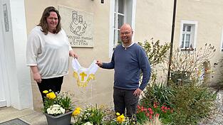 Pfarrer Thomas Winderl freut sich über die Fliegenhauben für Pferde, die Heike Hartl in mühevoller Handarbeit gefertigt hat. Pfarrer Thomas Winderl freut sich über die Fliegenhauben für Pferde, die Heike Hartl in mühevoller Handarbeit gefertigt hat.