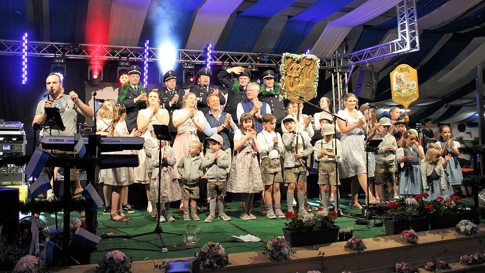 Alle Festhonoratioren erobern am Montag noch einmal gemeinsam die Bühne des Höhhofer Festes. Alle Festhonoratioren erobern am Montag noch einmal gemeinsam die Bühne des Höhhofer Festes.