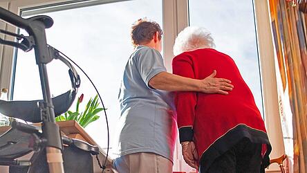 Im Bereich der Pflege sind die Baukosten so hoch und fehlen so viele Fachkräfte, dass Träger bereits genehmigte Projekte nicht umsetzen.