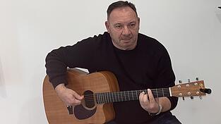 Georg Martin, Gr&uuml;nder der Gruppe &bdquo;Woidbluad&ldquo;, beim Proben.