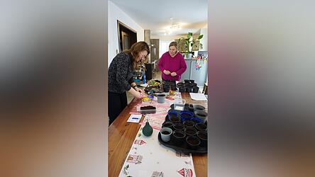 Im Februar beginnen Katharina Spornraft und ihre Schwester Manuea Braun mit der Anzucht verschieder Paprikasorten.