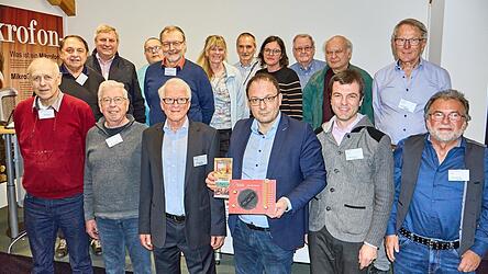 Diese neue Vorstandschaft leitet k&uuml;nftig die Geschicke des F&ouml;rdervereins &bdquo;Das Rundfunkmuseum&ldquo;: Daniel Paul (Dritter von rechts) und Robert Wagenbrenner (Sechster von links) fungieren nun als Doppelspitze des Vereins.