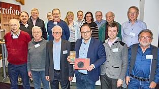 Diese neue Vorstandschaft leitet k&uuml;nftig die Geschicke des F&ouml;rdervereins &bdquo;Das Rundfunkmuseum&ldquo;: Daniel Paul (Dritter von rechts) und Robert Wagenbrenner (Sechster von links) fungieren nun als Doppelspitze des Vereins.