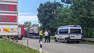 Bis in die Nachmittagsstunden ist die B11 gesperrt. Bis in die Nachmittagsstunden ist die B11 gesperrt.
