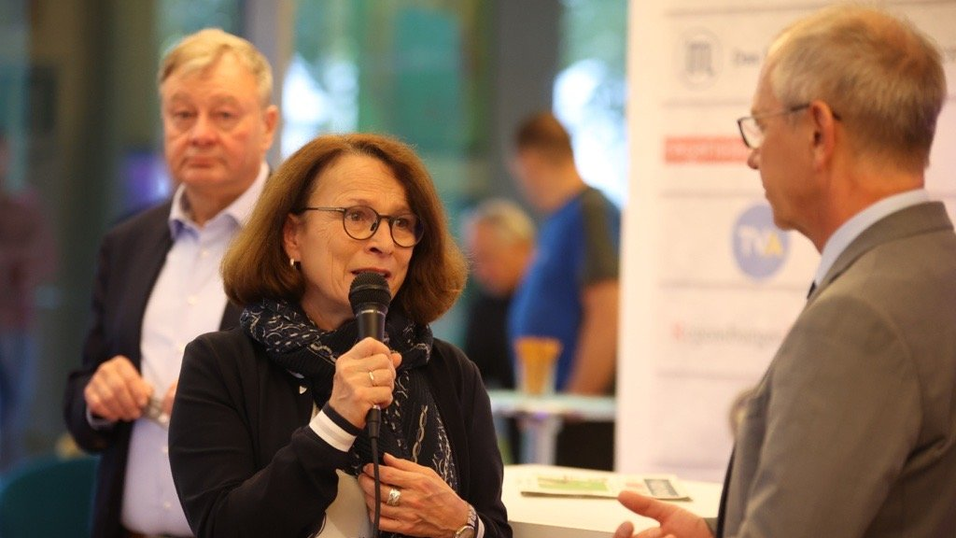 Regensburgs Oberbürgermeisterin Gertrud Maltz-Schwarzfischer (SPD, links) am Wahlabend der Regensburger Medien. Regensburgs Oberbürgermeisterin Gertrud Maltz-Schwarzfischer (SPD, links) am Wahlabend der Regensburger Medien.