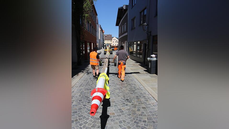 Der 29 Meter hohe und rund 800 Kilo schwere Baum wird durch die Linprunstra&szlig;e bugsiert. 15 Minuten brauchte der Tross vom Bauhof zum Stadtplatz.