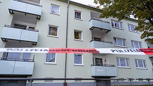 Bei dem Einsatz wurden eine Polizistin und zwei Polizisten verletzt.