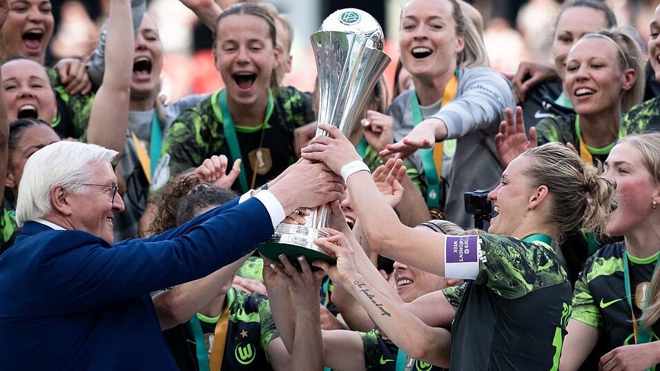 2024 nach dem Finale gegen Bayern durfte Alexandra Popp den DFB-Pokal in die Höhe stemmen - und diesmal? (Archivbild) 2024 nach dem Finale gegen Bayern durfte Alexandra Popp den DFB-Pokal in die Höhe stemmen - und diesmal? (Archivbild)