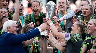 2024 nach dem Finale gegen Bayern durfte Alexandra Popp den DFB-Pokal in die Höhe stemmen - und diesmal? (Archivbild) 2024 nach dem Finale gegen Bayern durfte Alexandra Popp den DFB-Pokal in die Höhe stemmen - und diesmal? (Archivbild)